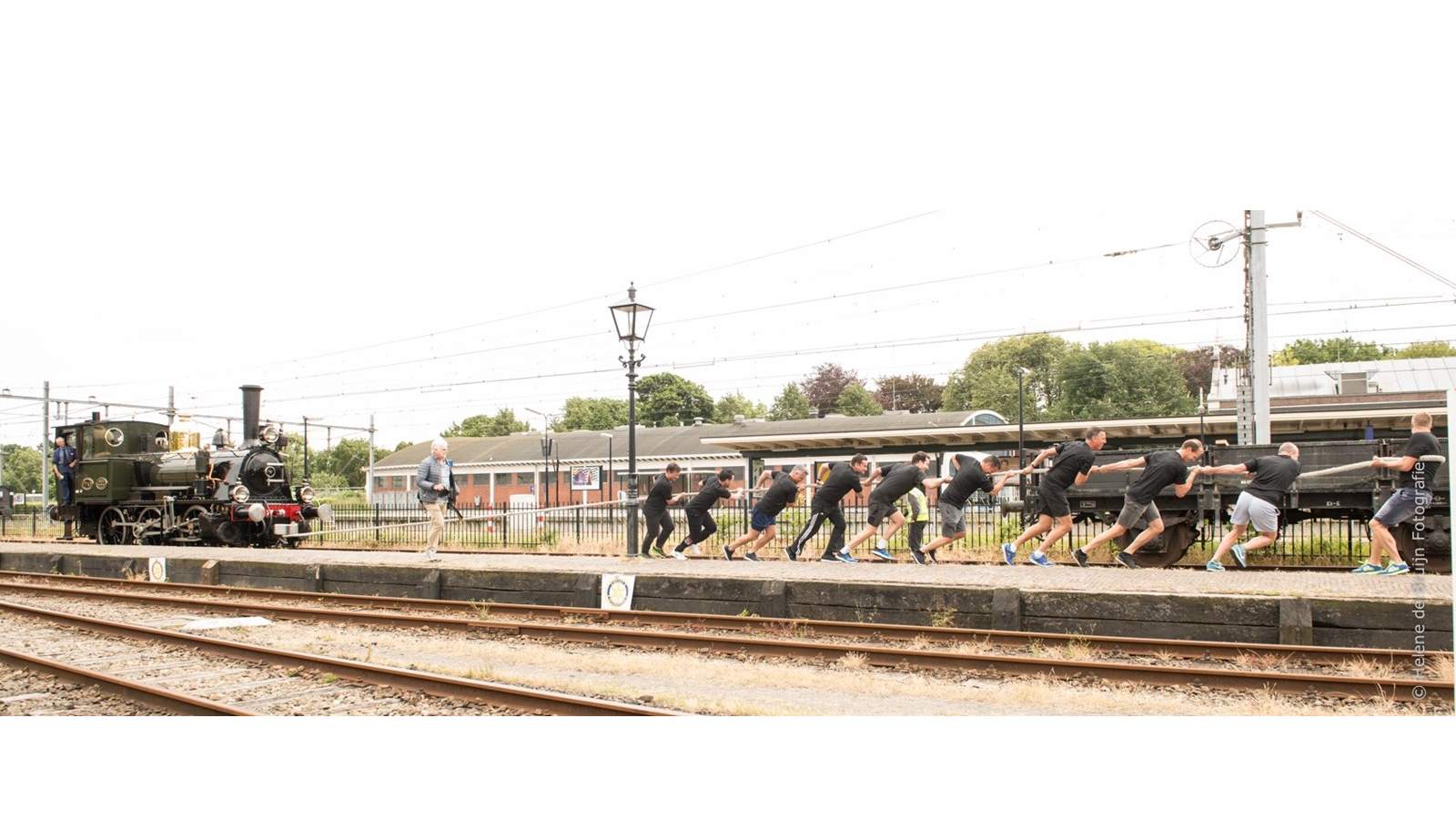 Kom stoom afblazen en trek aan stoomtram Bello