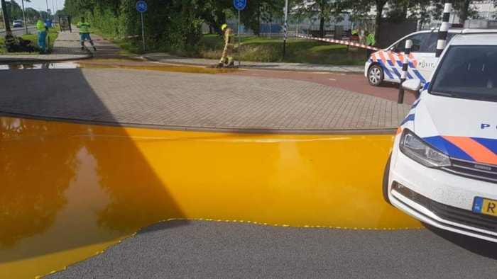 Gekantelde tankwagen op de Oostergouw  met eigeel aan boord1