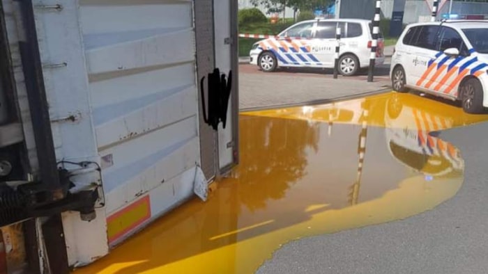 Gekantelde tankwagen op de Oostergouw  met eigeel aan boord2