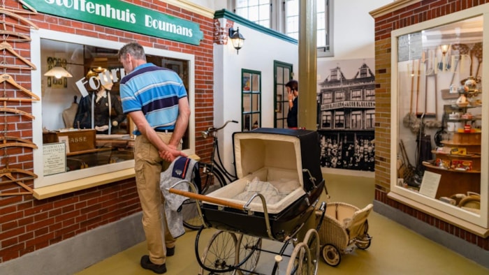 Ouderwetse winkelstraatje met fourniturenwinkel en eerste Blokkerwinkel in Museum van de 20e Eeuw