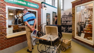 Ouderwetse winkelstraatje met fourniturenwinkel en eerste Blokkerwinkel in Museum van de 20e Eeuw
