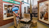 Ouderwetse winkelstraatje met fourniturenwinkel en eerste Blokkerwinkel in Museum van de 20e Eeuw