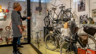 Stepjes kinderfietsjes Solex bromfiets driewieler allemaal in Museum van de 20e Eeuw