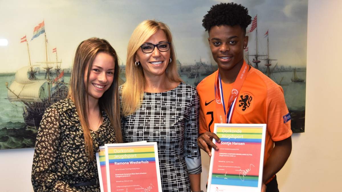 Oorkondes voor Hoornse kampioenen Ramona en Sontje