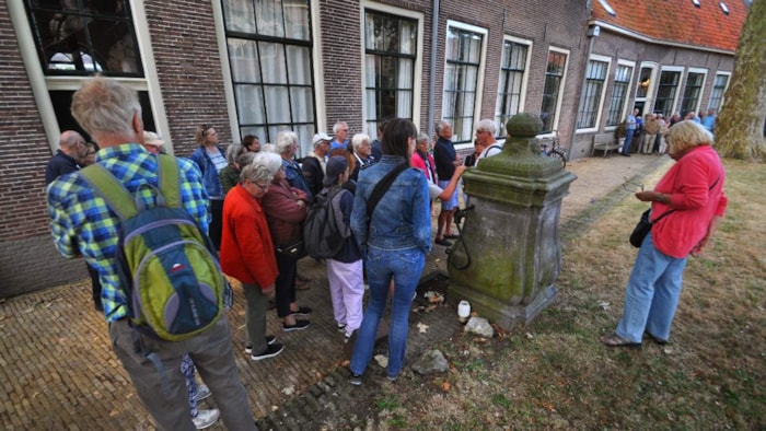 De pomp in de tuin van het voormalige weeshuis aan de Achterstraat