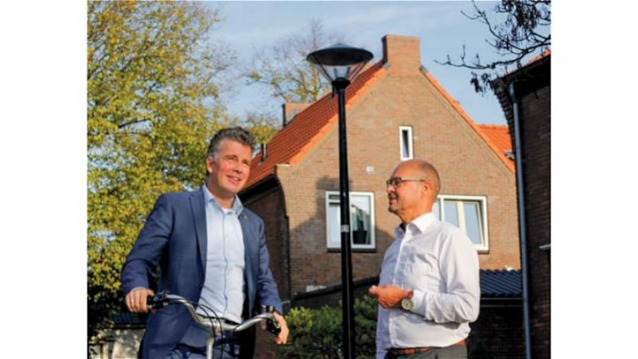 Wethouder Simon Broersma en adviseur Emile van Boven bij een proefopstelling