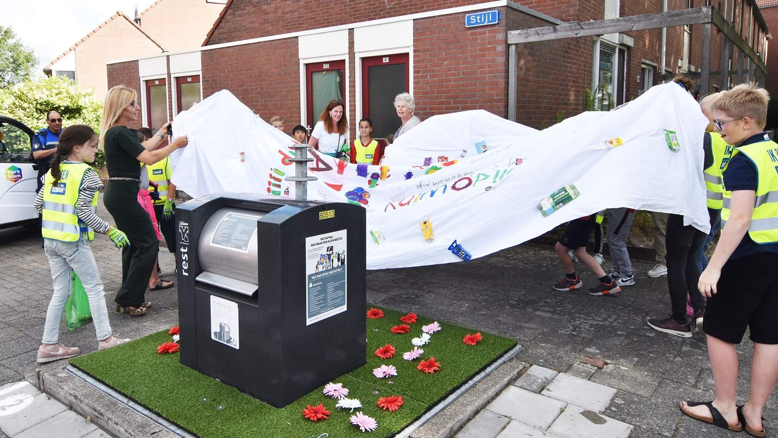 Afval naast container verleden tijd dankzij bloementapijt