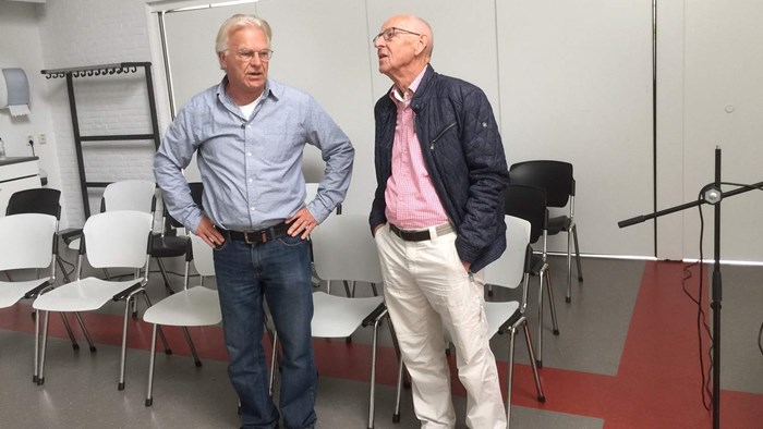 Wally Ooms tijdens de pauze van de presentaties in gesprek