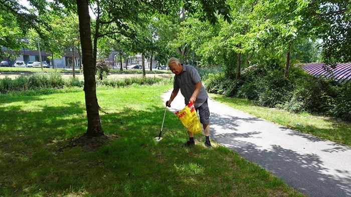 Wally Ooms met papierknijper