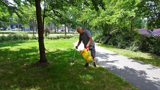 Wally Ooms met papierknijper