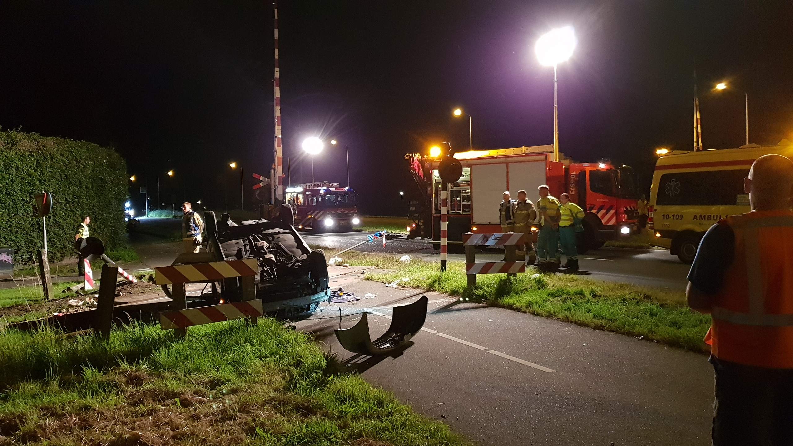 Automobilist zwaargewond na crash op spoorwegovergang