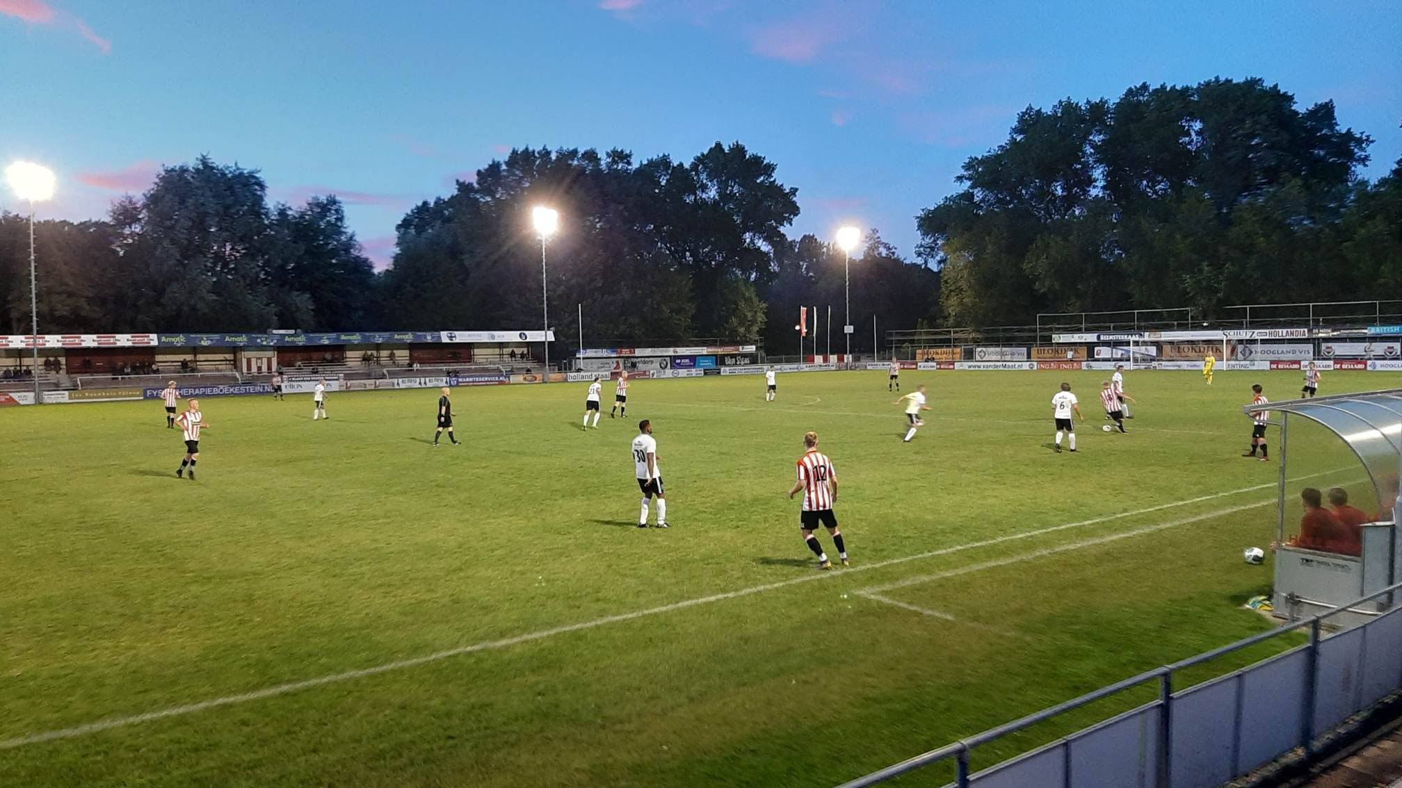 Hollandia en Always Forward spelen leerzaam oefenduel