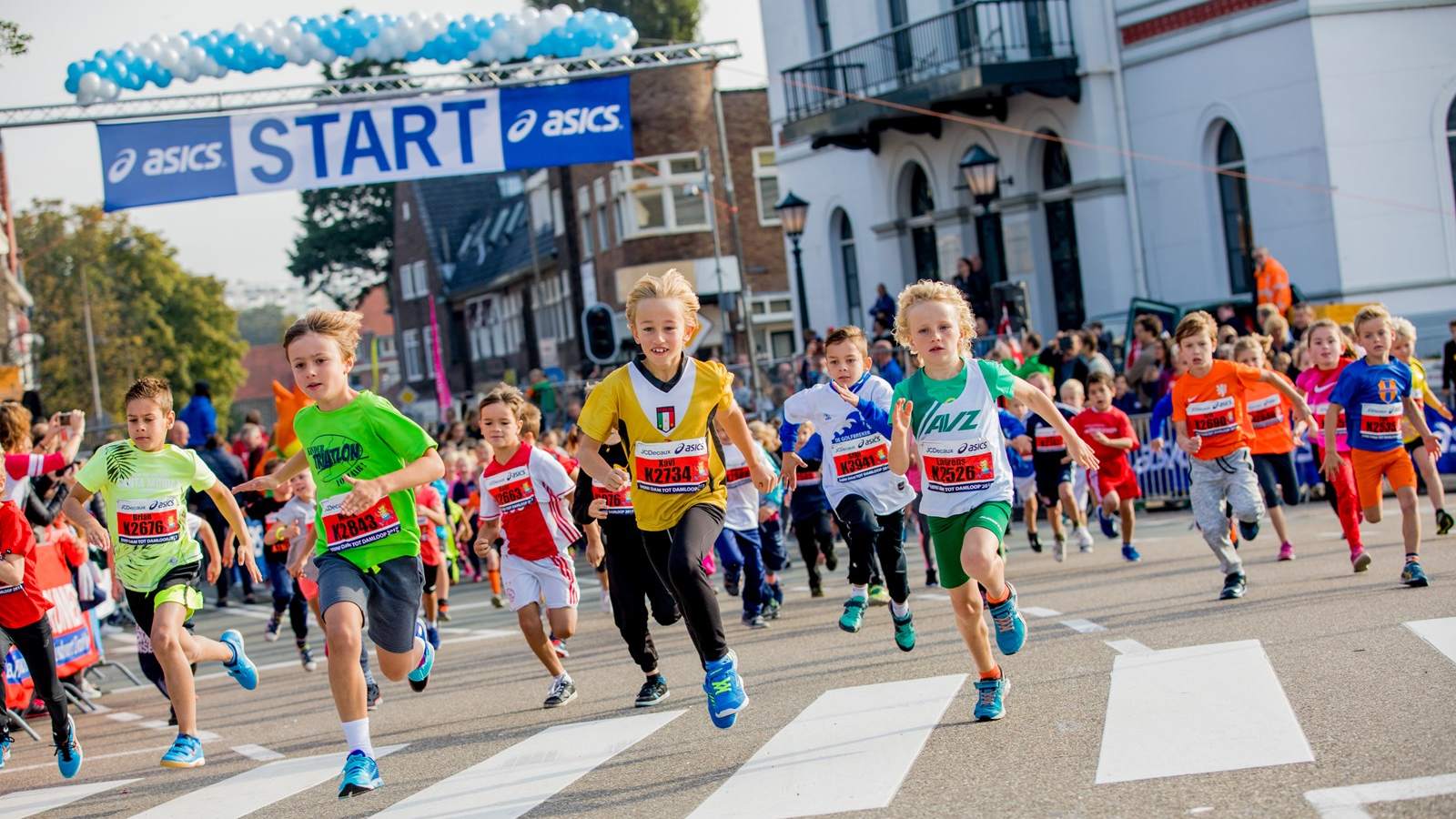Duizenden jonge hardlopers in actie bij Mini Dam tot Damlopen