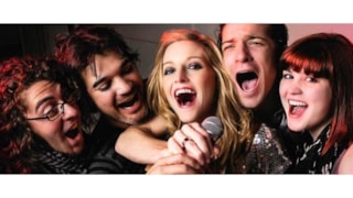 Sing Along vocalisten met microfoon