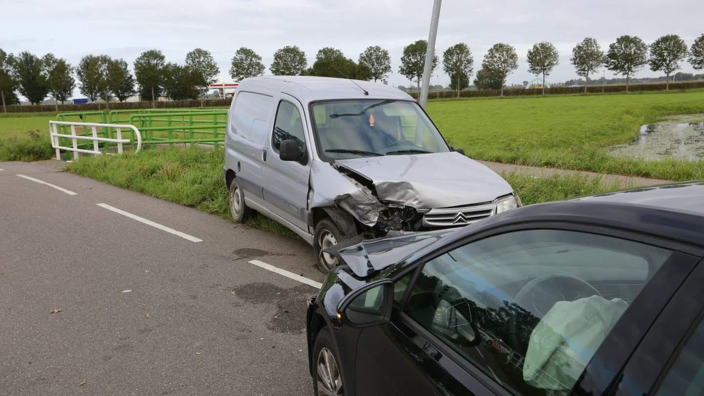 Twee voertuigen total loss na aanrijding