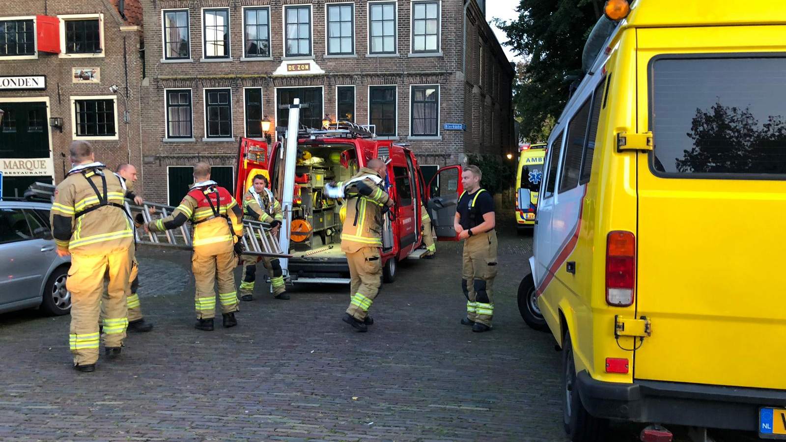 Fietser aan Bierkade in het water en door naar het ziekenhuis