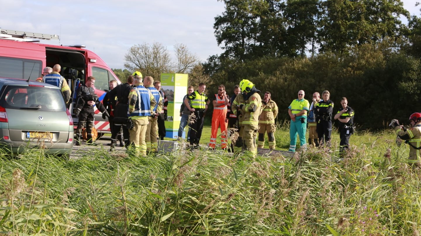 Verlaten auto in water Berkhout