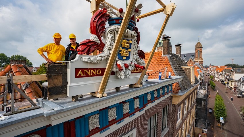 Historisch wapenschild terug op Roode Steen