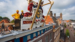 Wapenschild terug op Roode Steen