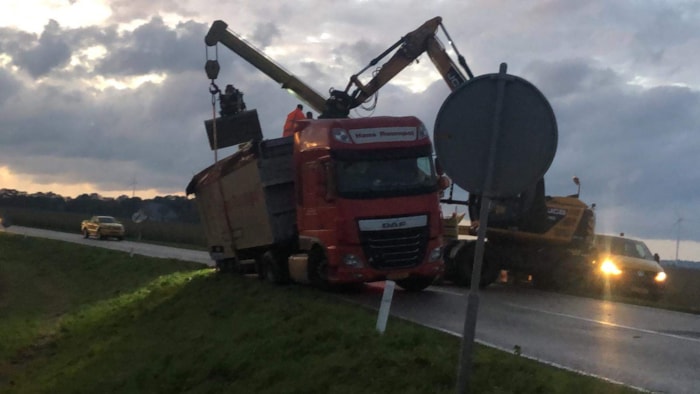 Vrachtwagen in de berm2