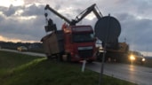 Vrachtwagen in de berm2