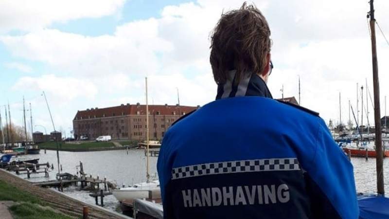 Handhaver aangereden, auto rijdt door
