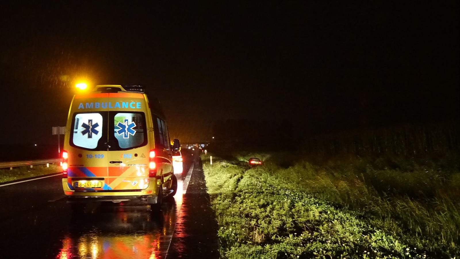 Auto rijdt in Hoogkarspel de sloot in