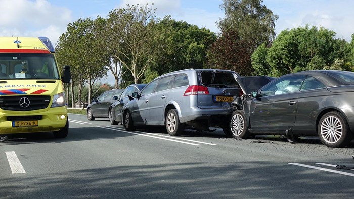 Kettingbotsing op N506 gewonden naar ziekenhuis 1