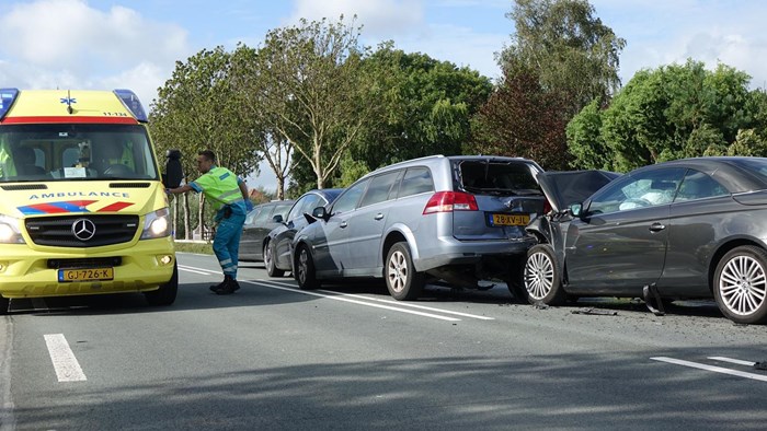 Kettingbotsing op N506 gewonden naar ziekenhuis 5