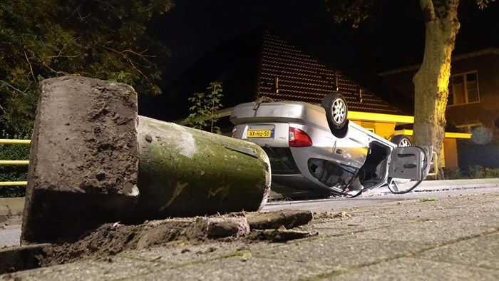 Auto op zn kop in Grootebroek 6