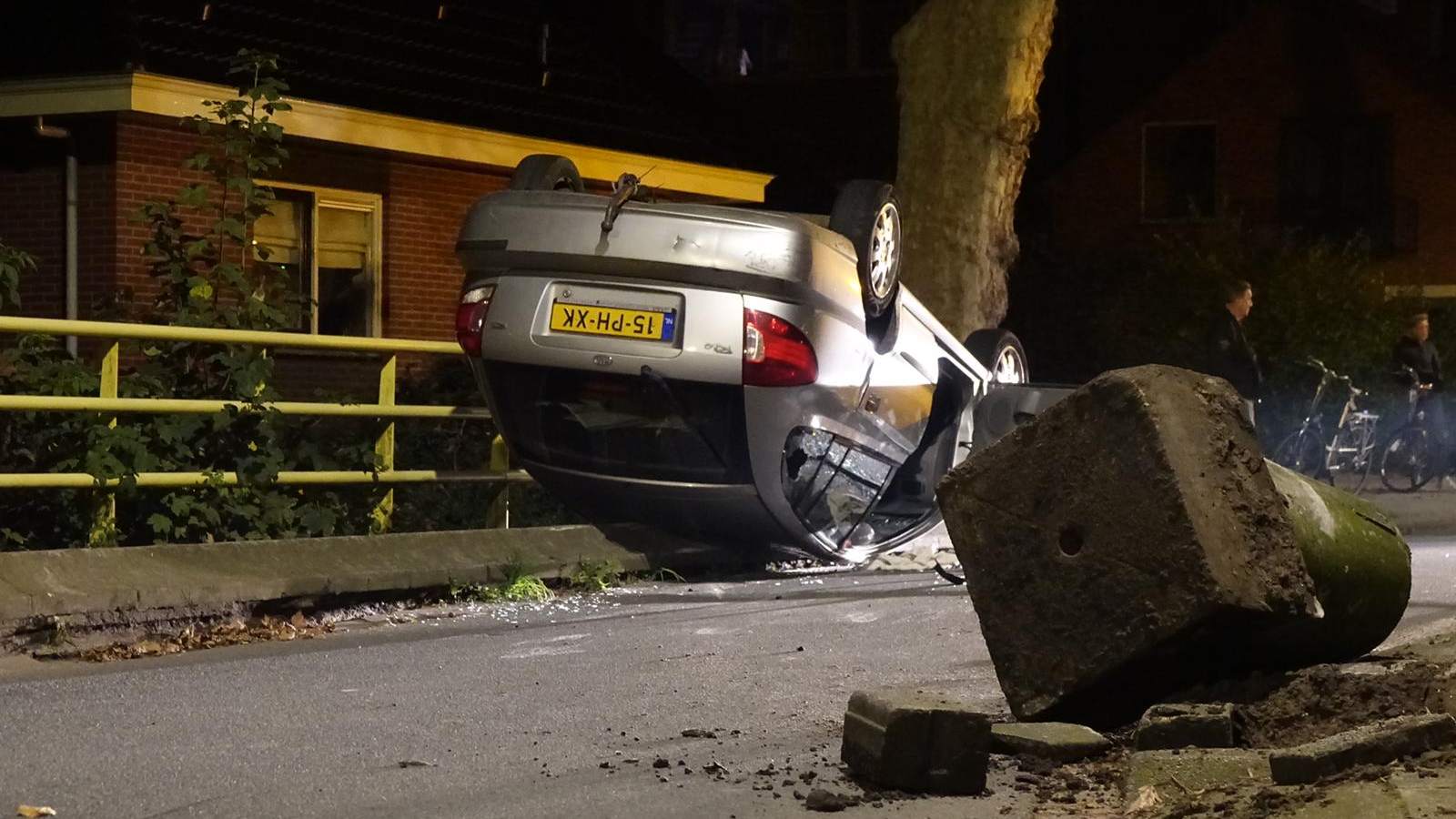 Auto op z'n kop in Grootebroek