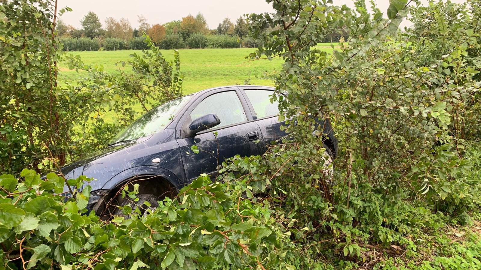 Door modder auto van de weg in Venhuizen