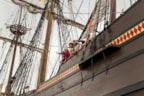 P Kinderen zwaaien vanaf de railing -Ed Post