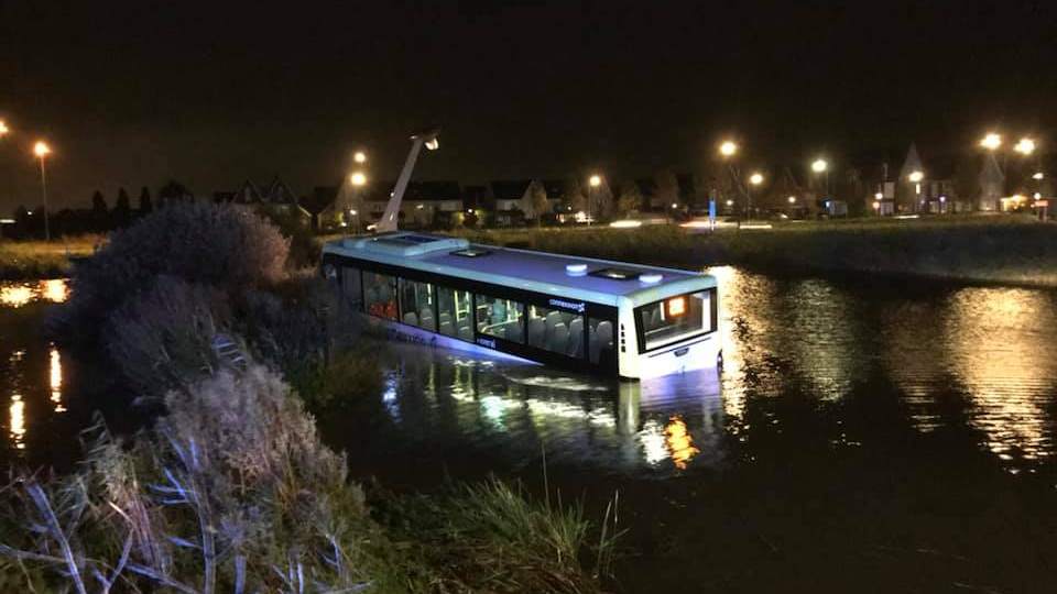 Lijnbus mist in Zwaag een bocht en rijdt water in