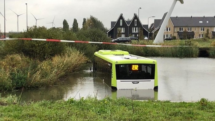 Connexxionbus in water bij B&amp;O