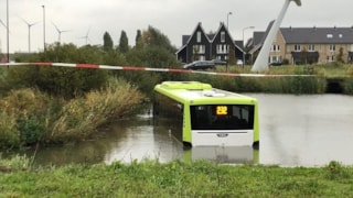 Connexxionbus in water bij B&O