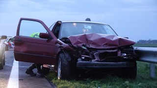 Auto tegen vangrail in Hoorgkarspel1