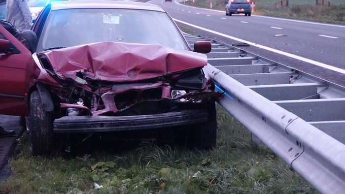 Auto tegen vangrail in Hoorgkarspel2