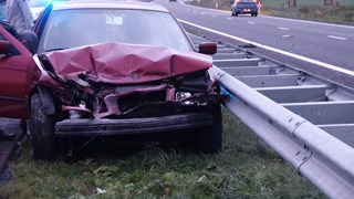 Auto tegen vangrail in Hoorgkarspel2
