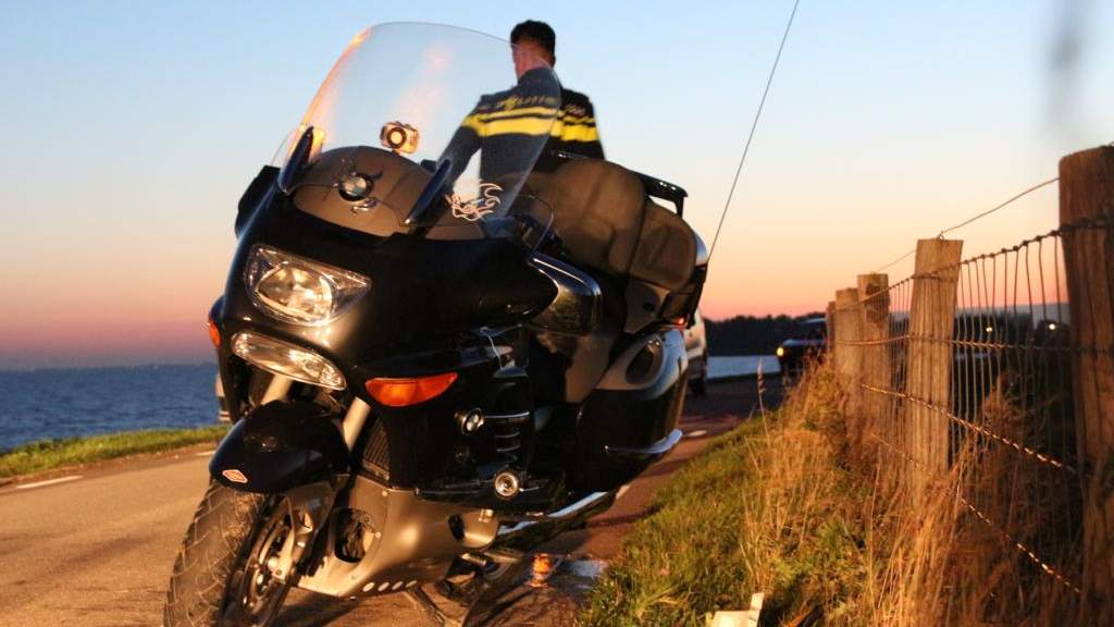 Motorrijder verliest macht over het stuur en komt ten val