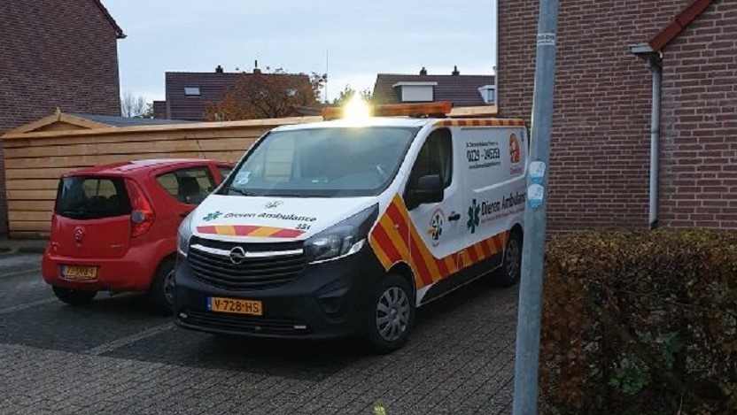 Zoeklichten op wagens Dierenambulance Hoorn