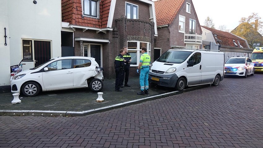 Bus klapt op auto in Enkhuizen  