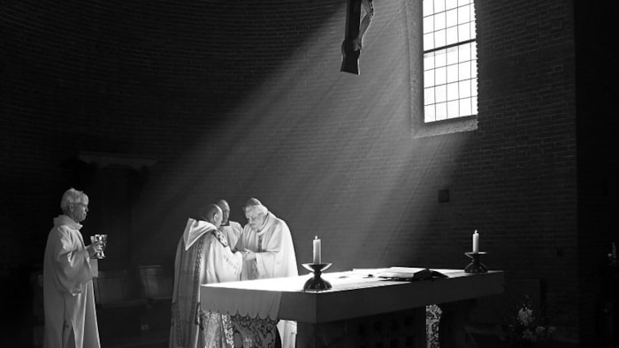 Armando Jongejan - overhandiging offergaven aan bisschop Jos Punt