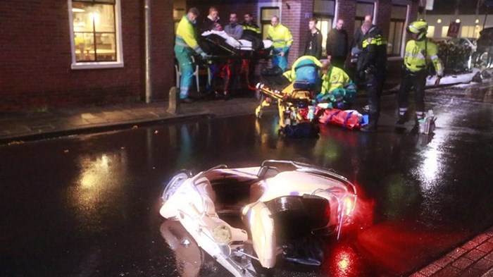 Scooter en bijrijder ten val 4