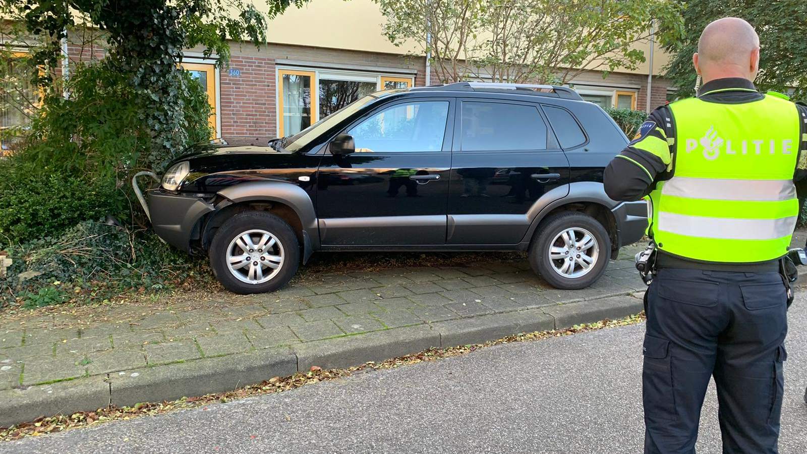 Auto in Grootebroek botst tegen boom in voortuin