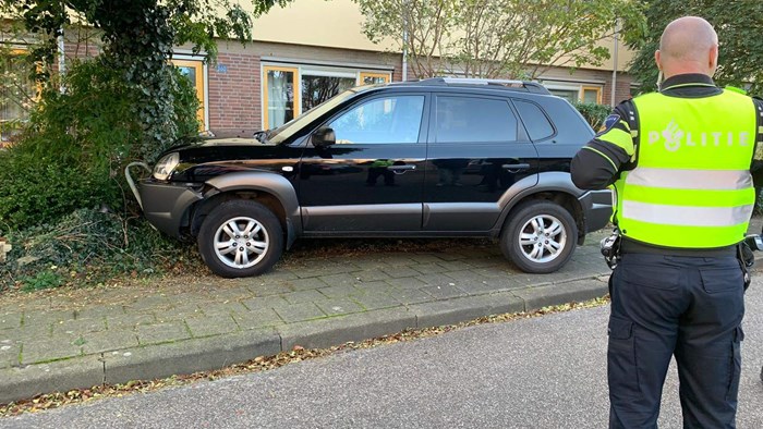 Auto tegen boom Grootebroek