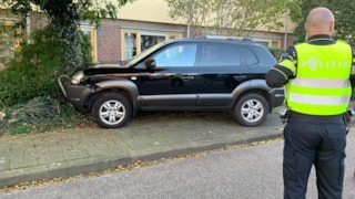 Auto tegen boom Grootebroek