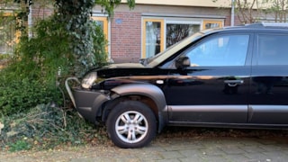 Auto tegen boom Grootebroek1