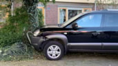 Auto tegen boom Grootebroek1
