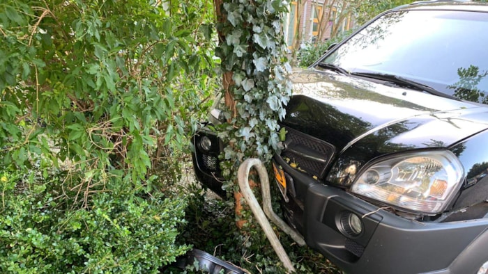 Auto tegen boom Grootebroek2